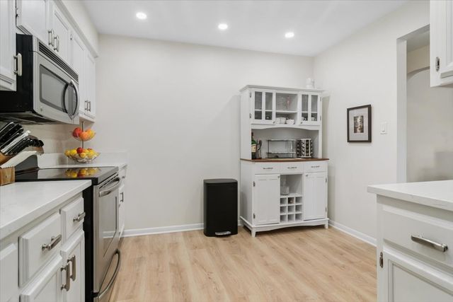 2300 W Talcott Road 2B1, Park Ridge, IL 60068