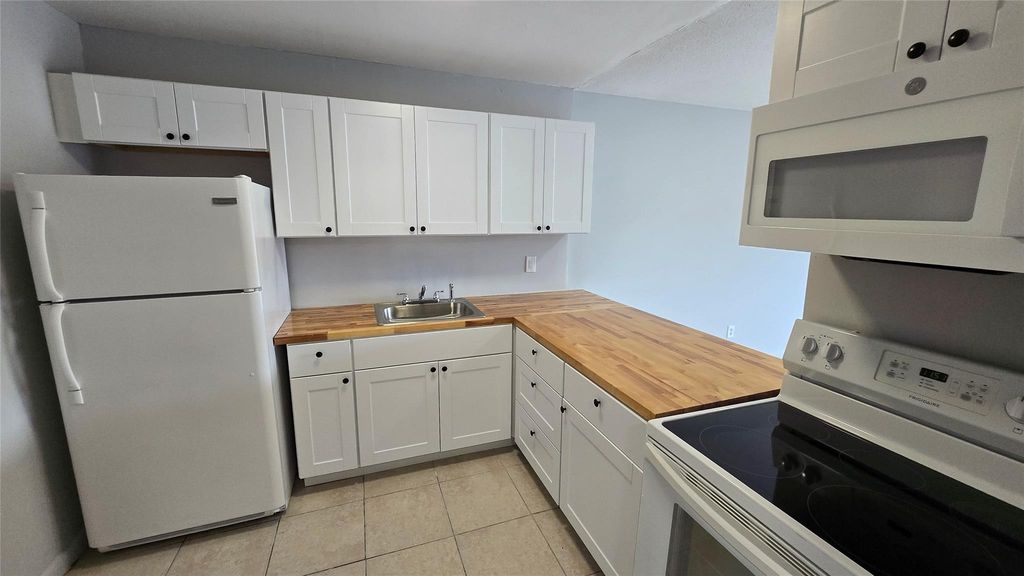 15221 NE 6th Ave A204, Miami, FL 33162