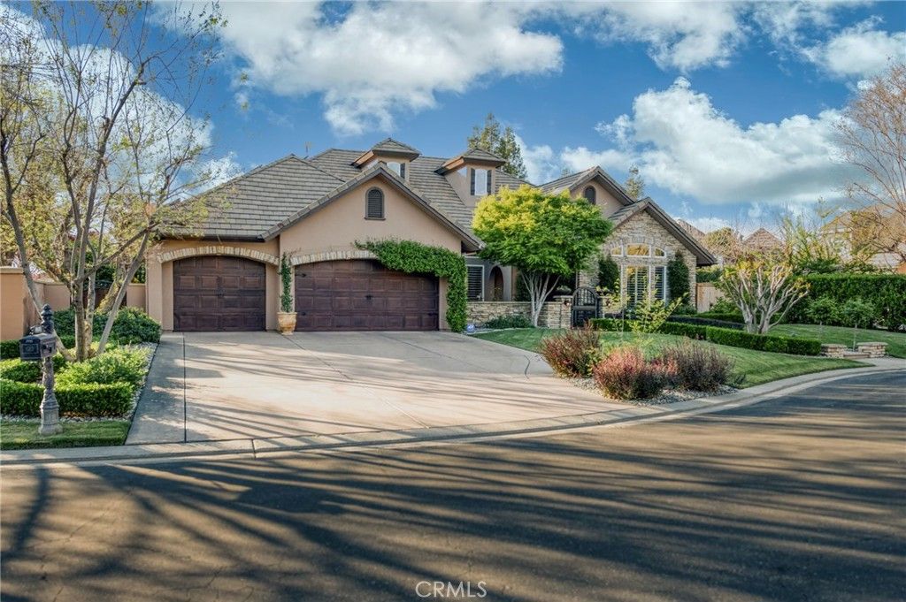 Image 4 of property listing at 3350 E Via Montiano, Clovis, CA 93619