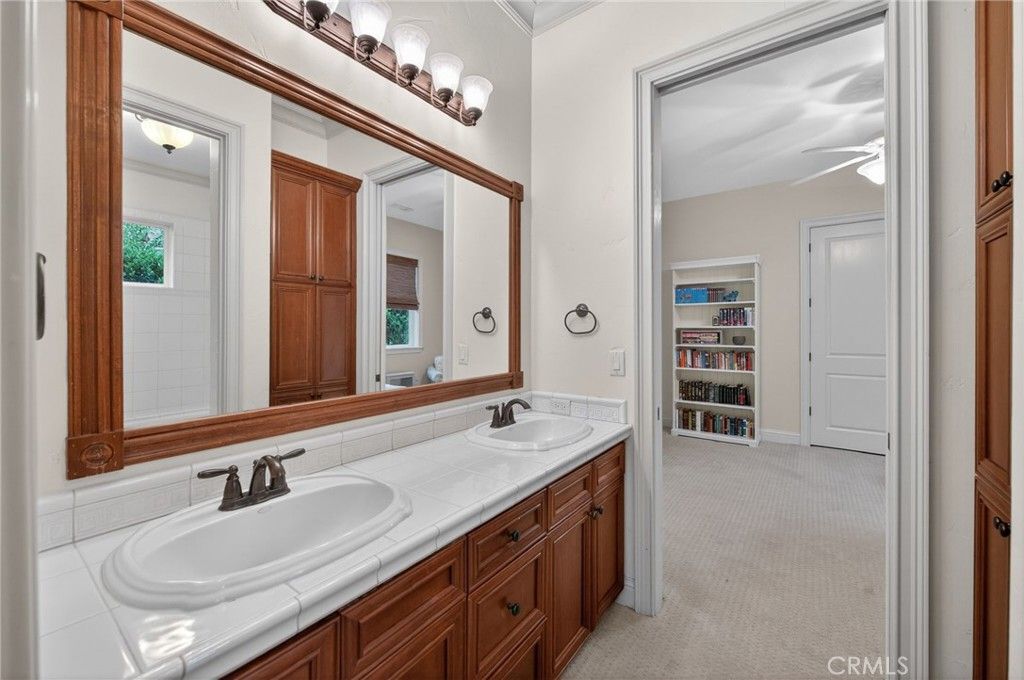 Image 41 of property listing at 3350 E Via Montiano, Clovis, CA 93619