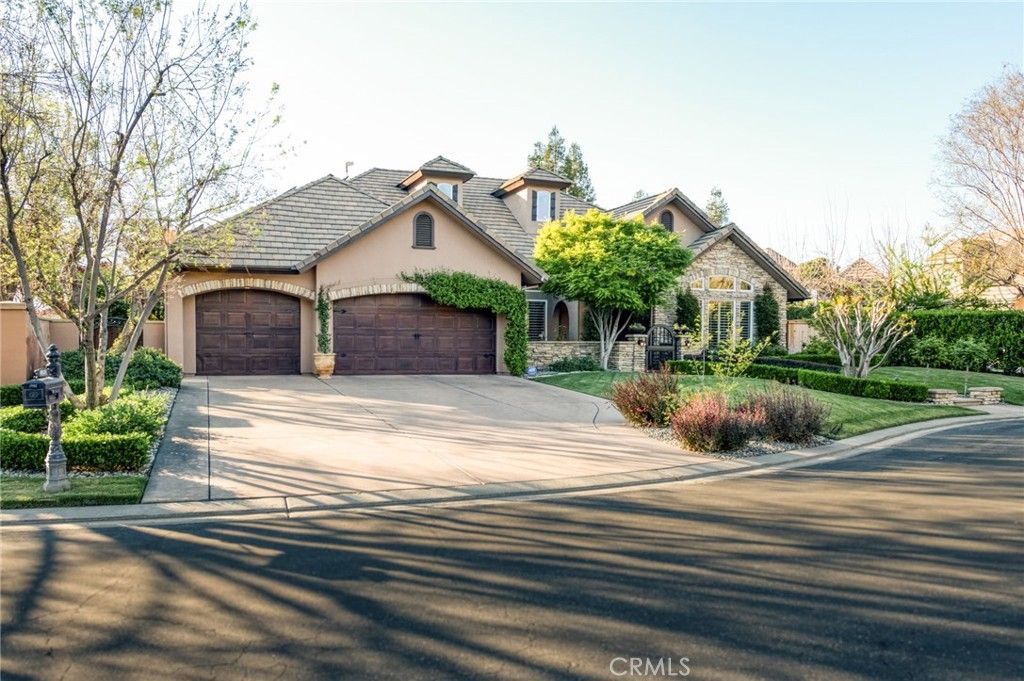 Image 5 of property listing at 3350 E Via Montiano, Clovis, CA 93619