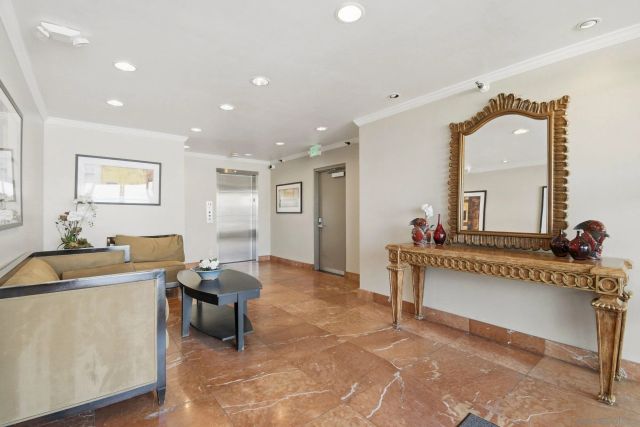 935 Genter 305, La Jolla, CA 92037
