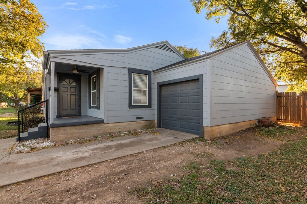 3800 Desert Ridge Drive, Fort Worth, TX 76116