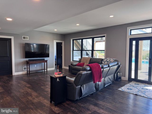7513 WEST RD, York, PA 17403