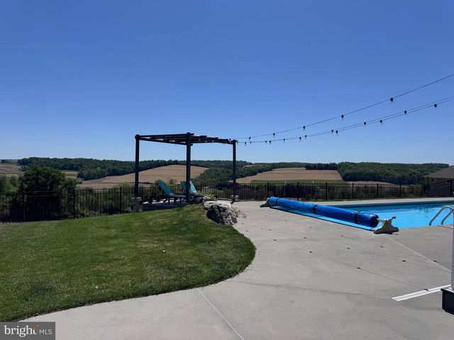 7513 WEST RD, York, PA 17403