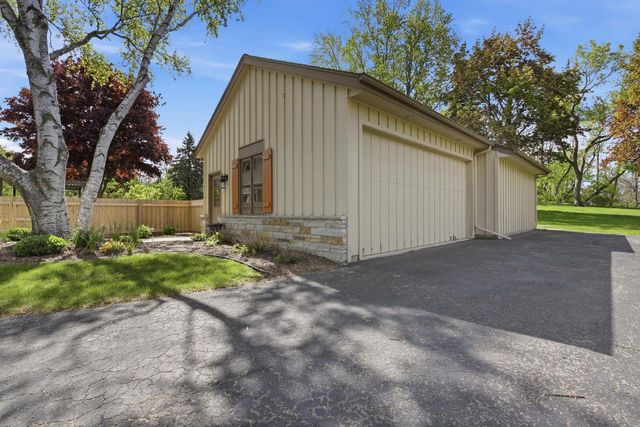 8845 Meadow LANE, Franklin, WI 53132