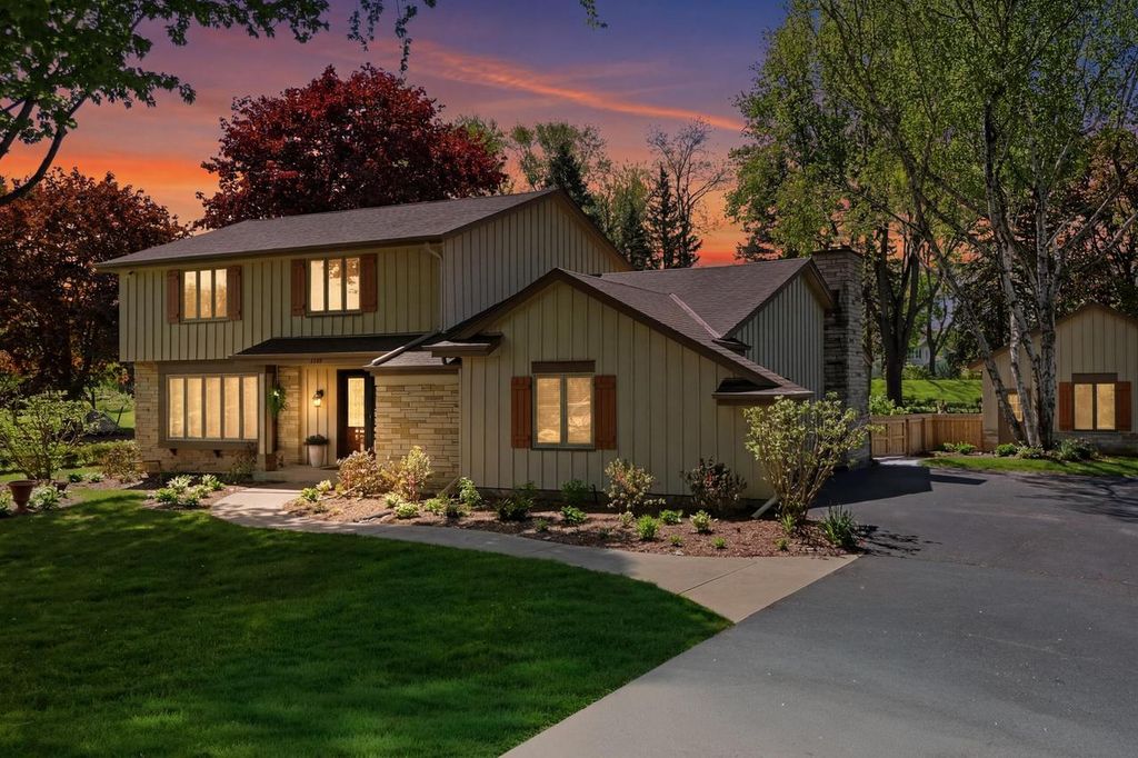 8845 Meadow LANE, Franklin, WI 53132
