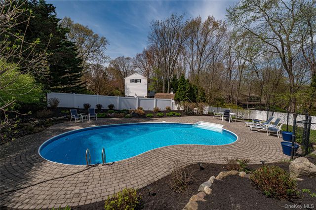 18 Pilgrim Drive, Port Jefferson, NY 11777