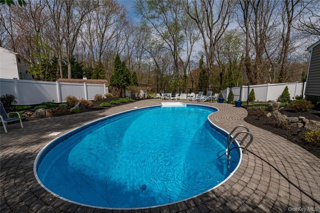 18 Pilgrim Drive, Port Jefferson, NY 11777