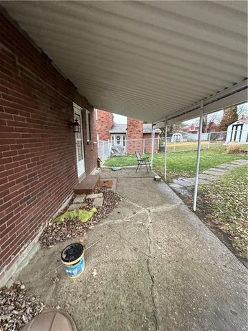 1581 Greencrest Dr, Brookline, PA 15226