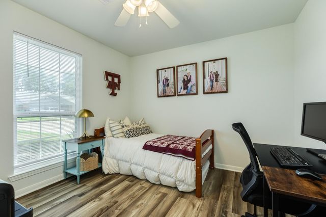 621 S Remington Drive, Angleton, TX 77515