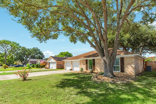 621 S Remington Drive, Angleton, TX 77515