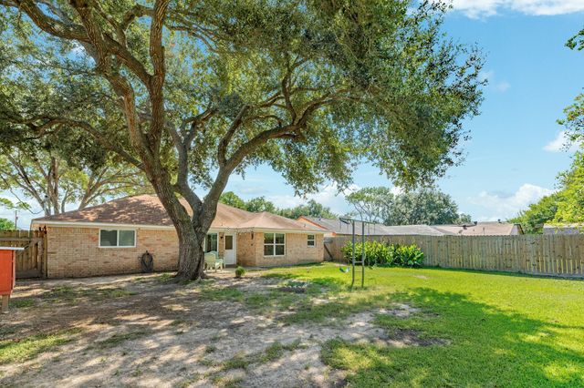 621 S Remington Drive, Angleton, TX 77515