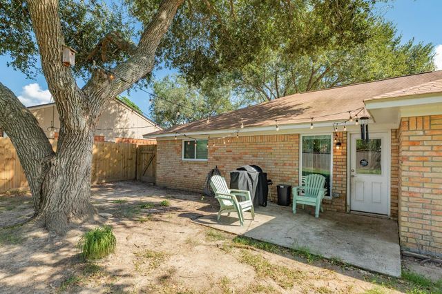 621 S Remington Drive, Angleton, TX 77515