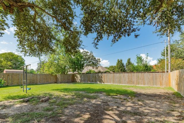 621 S Remington Drive, Angleton, TX 77515
