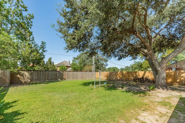 621 S Remington Drive, Angleton, TX 77515