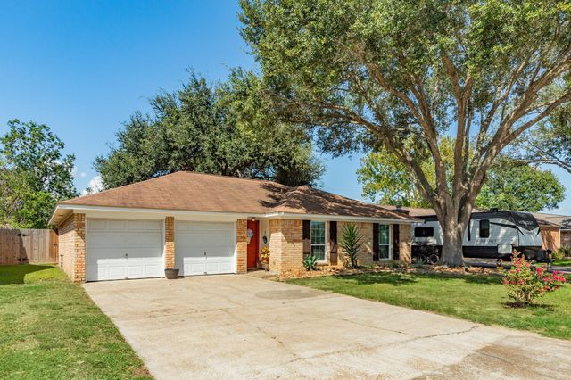 621 S Remington Drive, Angleton, TX 77515