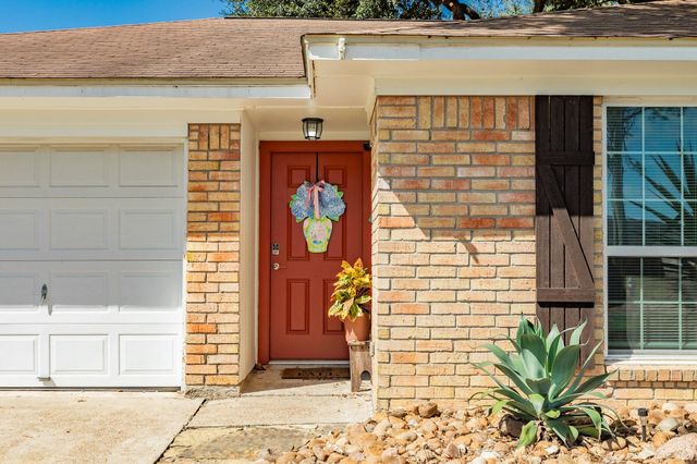 621 S Remington Drive, Angleton, TX 77515