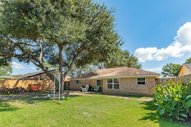 621 S Remington Drive, Angleton, TX 77515