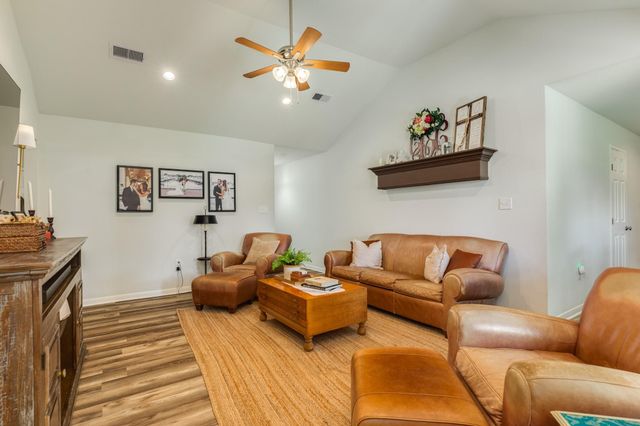 621 S Remington Drive, Angleton, TX 77515