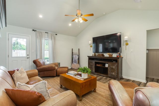 621 S Remington Drive, Angleton, TX 77515