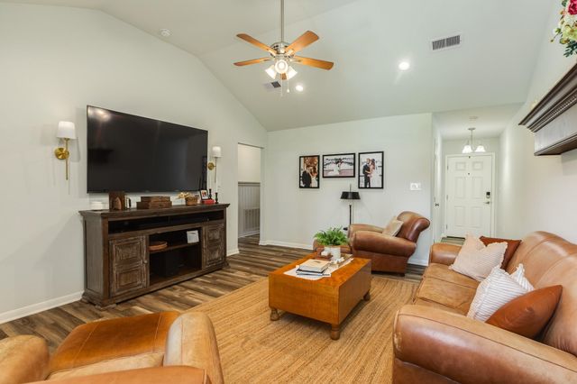 621 S Remington Drive, Angleton, TX 77515