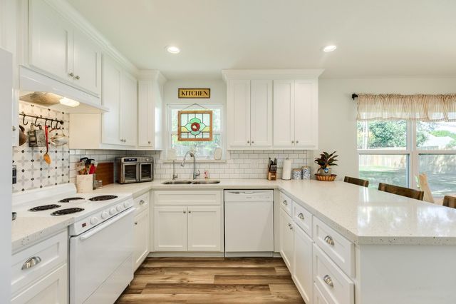 621 S Remington Drive, Angleton, TX 77515