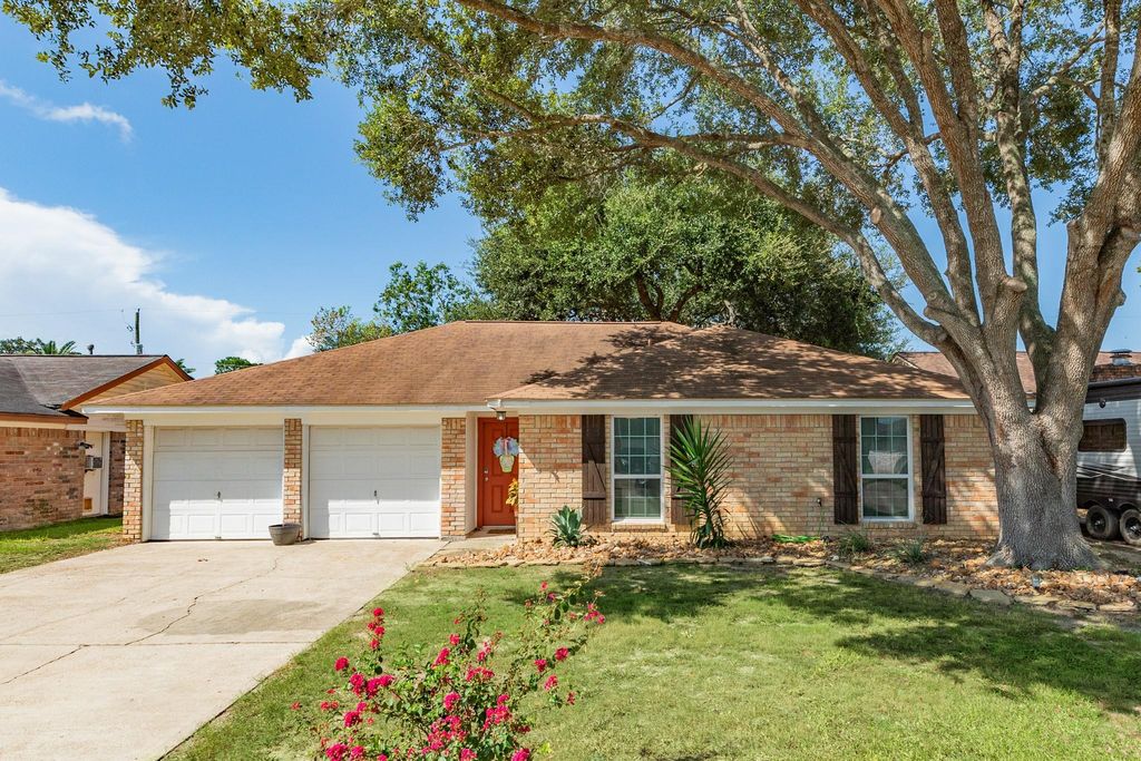 621 S Remington Drive, Angleton, TX 77515