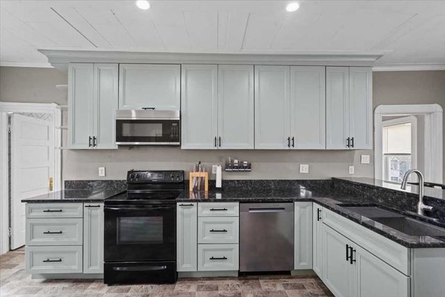 40 Duxbury Rd, Worcester, MA 01605