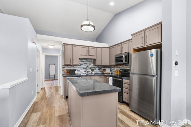 1391 Quarterline Cmns, Holland City, MI 49423