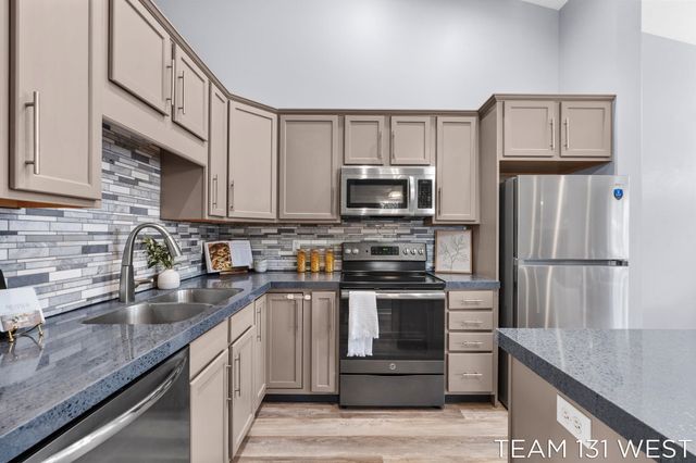 1391 Quarterline Cmns, Holland City, MI 49423