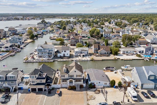 6 Lagoon Drive W, Toms River, NJ 08753