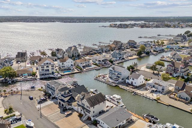 6 Lagoon Drive W, Toms River, NJ 08753