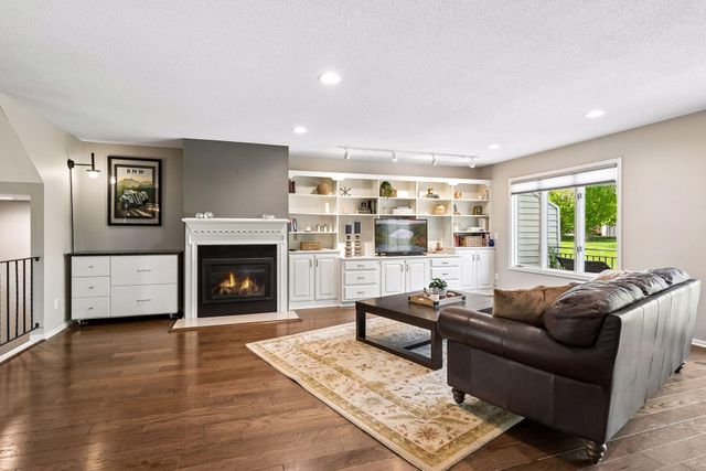 1092 Ivy Hill Drive, Mendota Heights, MN 55118