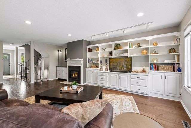 1092 Ivy Hill Drive, Mendota Heights, MN 55118