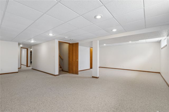 1955 Charleston Drive, Marion, IA 52302