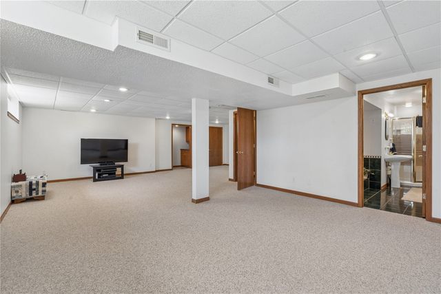 1955 Charleston Drive, Marion, IA 52302