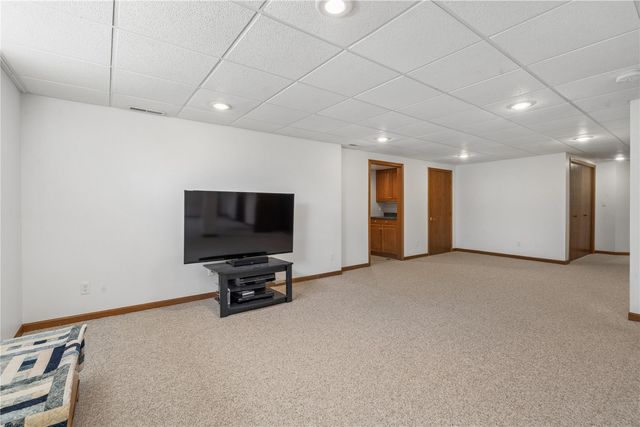 1955 Charleston Drive, Marion, IA 52302