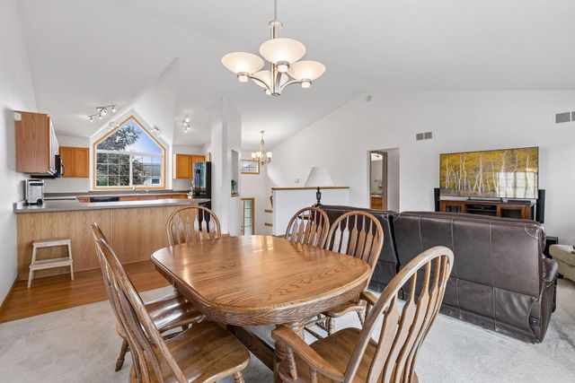 909 Basenji Curve, Shakopee, MN 55379