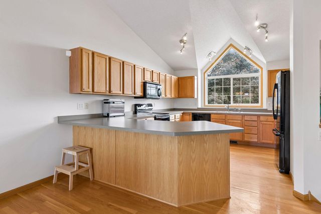 909 Basenji Curve, Shakopee, MN 55379