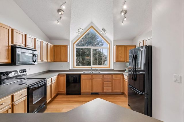 909 Basenji Curve, Shakopee, MN 55379