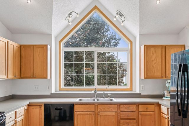 909 Basenji Curve, Shakopee, MN 55379