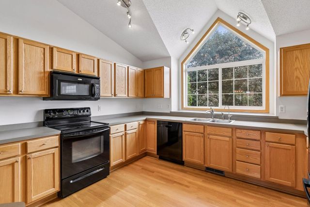 909 Basenji Curve, Shakopee, MN 55379