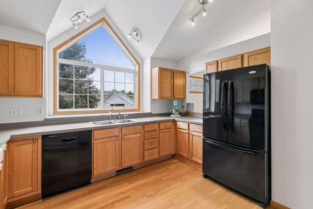 909 Basenji Curve, Shakopee, MN 55379