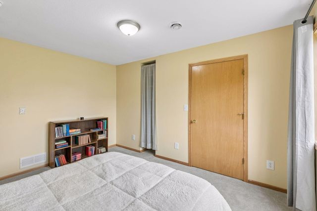 909 Basenji Curve, Shakopee, MN 55379