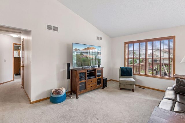 909 Basenji Curve, Shakopee, MN 55379