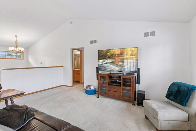 909 Basenji Curve, Shakopee, MN 55379