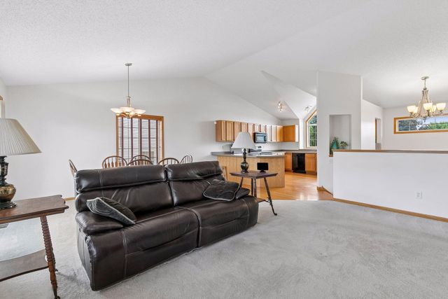 909 Basenji Curve, Shakopee, MN 55379