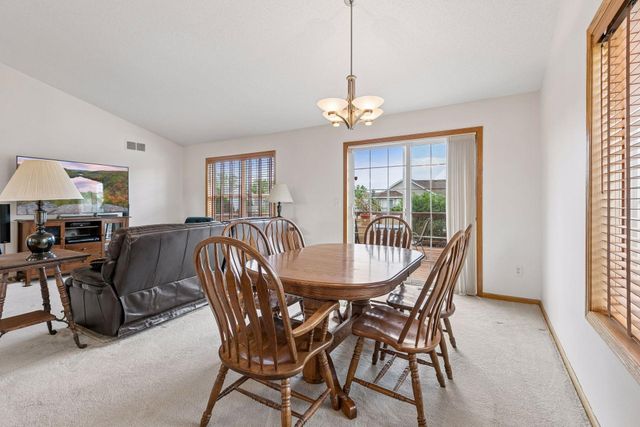 909 Basenji Curve, Shakopee, MN 55379