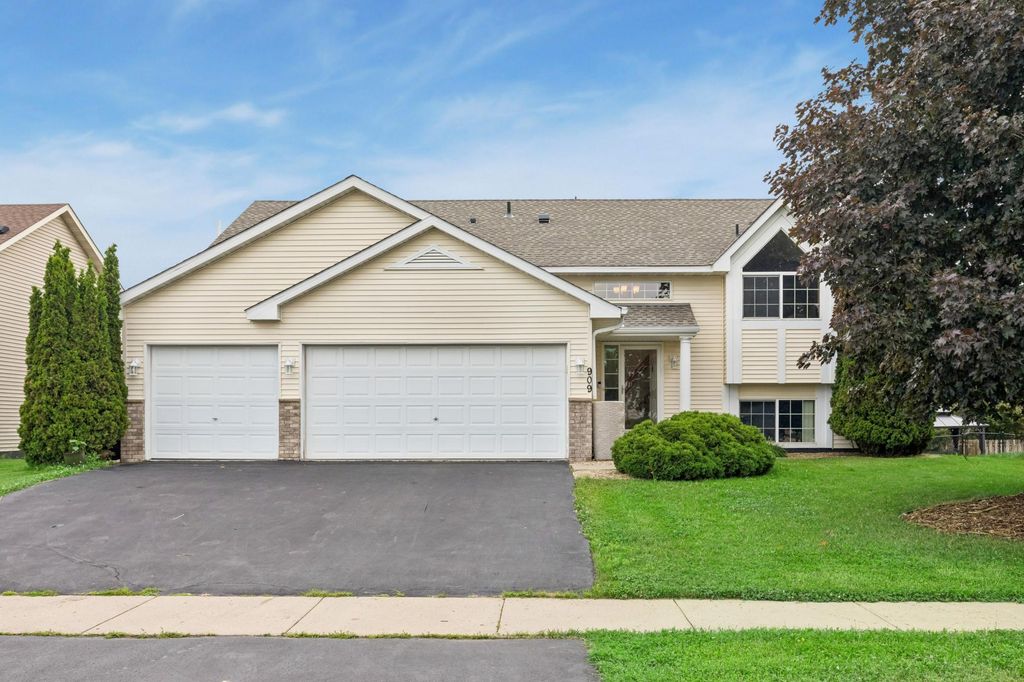 909 Basenji Curve, Shakopee, MN 55379